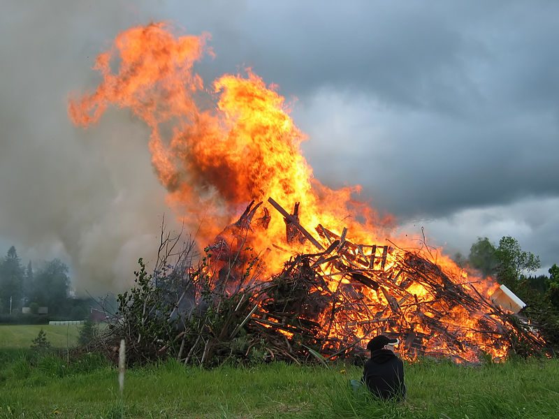 800px-midsummer_bonfire-9757205