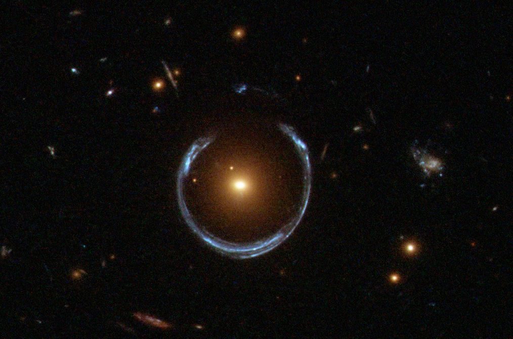 a_horseshoe_einstein_ring_from_hubble-3528166