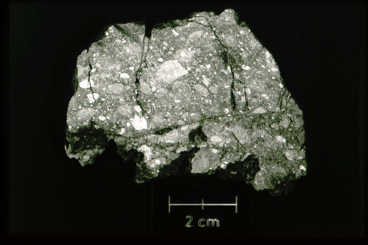lunar-brecchia-rock-7447549