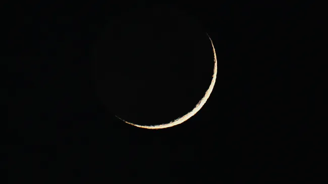 Razor-Thin Crescent Moon Passes Near Regulus in the Night Sky Tonight