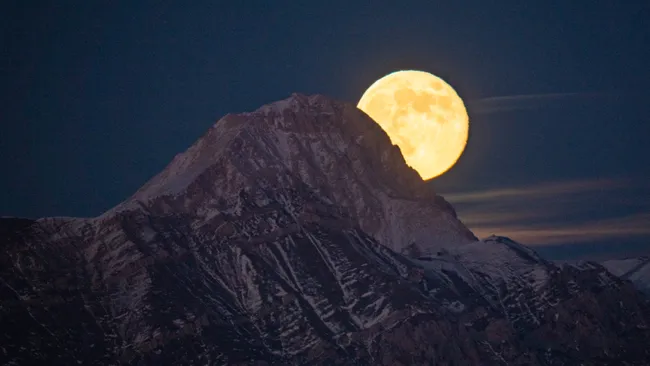 he Largest Supermoon of 2025 Rises Tonight: What to Expect from November’s Full Beaver Moon